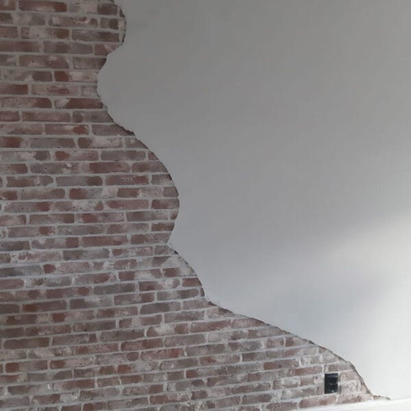steens muur met deels pleisterwerk